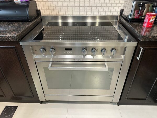 Used Electrolux 5 Burner Gas  Oven Electric Cooker 90cm - Sleek Design, Excellent Performance - Image 4