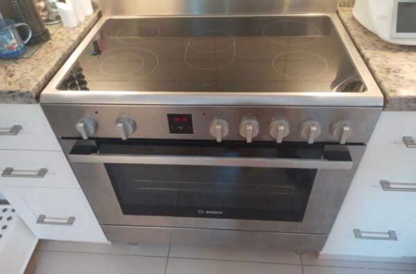 Used Bosch 5 Ceramic Hubs Electric Cooker 90cm - Well-Maintained, High Performance