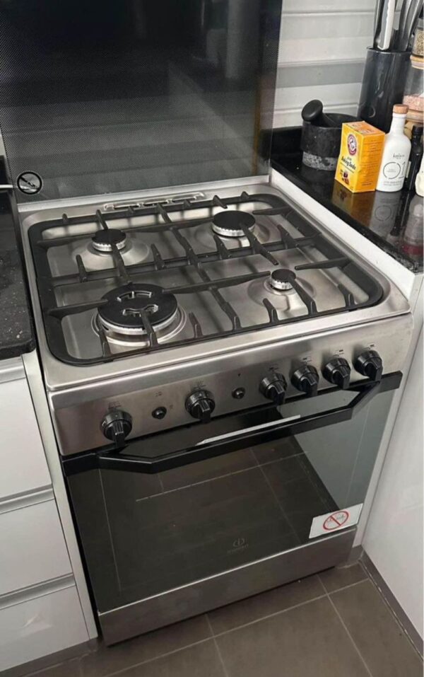 Used Indesit 4 Burner Gas Cooker 60cm - Compact & Reliable, Excellent Condition