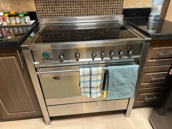 Used Smeg 5 Ceramic Hubs Electric Cooker 90cm - High-End Performance, Great Deal