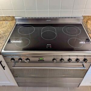 Used Smeg 5 Ceramic Hubs Electric Cooker 90cm - Stylish Design, Top Condition - AED 1800