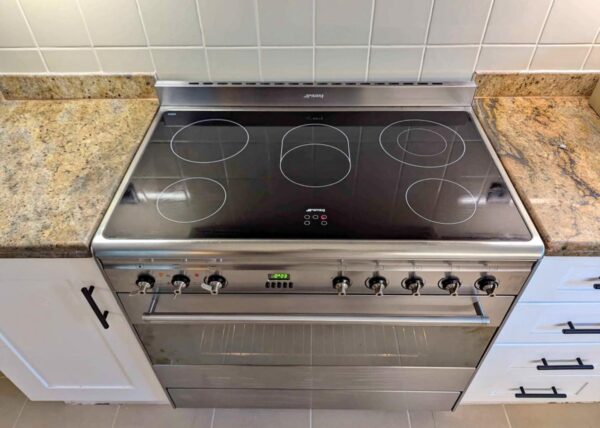 Used Smeg 5 Ceramic Hubs Electric Cooker 90cm - Stylish Design, Top Condition - AED 1800