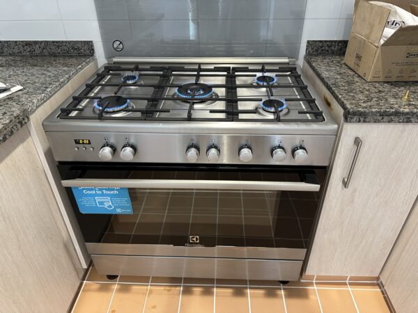 Used Electrolux 5 Burner Gas  Oven Electric Cooker 90cm - Sleek Design, Excellent Performance