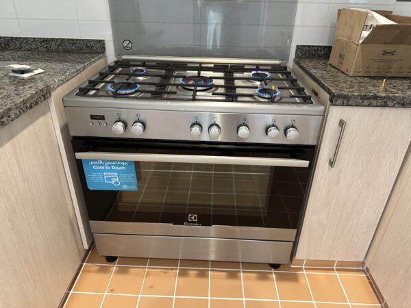 Used Electrolux 5 Burner Gas  Oven Electric Cooker 90cm - Sleek Design, Excellent Performance - Image 3