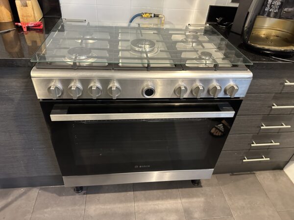 Used Bosch New Model 5 Burner Gas Cooker 90cm Made in Italy Excellent Condition - Image 3