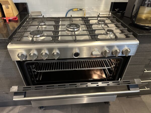 Used Bosch New Model 5 Burner Gas Cooker 90cm Made in Italy Excellent Condition - Image 2